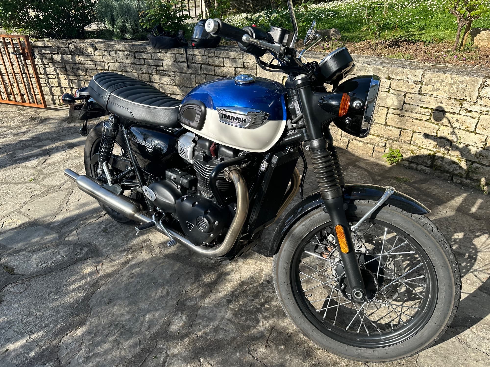 Triumph bonneville — photo 1 sur 2
